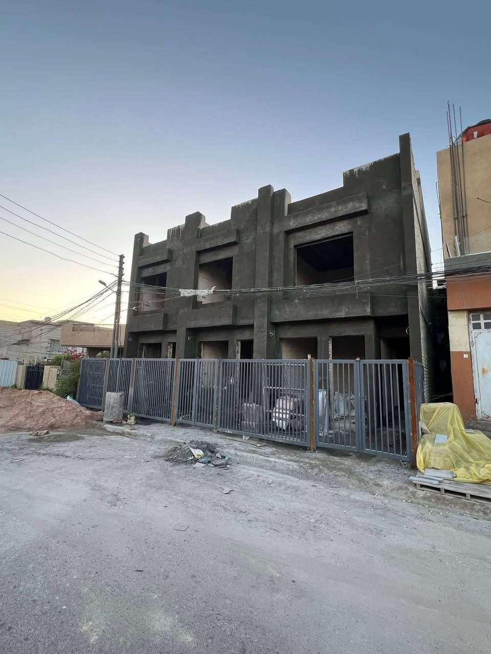 مشتملات  عدد ( 2 )50 متر 
ومشتمل واحد 61م مداخلين للبيع 🏡🏡🏡

كل مشتمل ثلاث طوابق 

(((3غرف نوم و3صحيات )))

سيراميك ألواح 
والواجهة تغليف بورسلين 

علئ شارع 20متر رصيف 4متر 

بناء مستقل غيرمشترك 🏚️🏚️🏚️

 50متر واجهه4متر  
نزال 13متر 
61متر واجهه واجهه 5متر نزال 13متر  

بناء حديث درجه اولى 
يحتوي على صاله ومطبخ وحمام 
الطابق الثاني
غرفتين نوم.  حمام. عدد 2
طابق الثالث غرفه نوم وسطح امامي 

العنوان :: بغداد حي الجهاد الضباط مقابل مجمع الرتاج السكني  خلف الشارع العام مباشر 

للاستفسار الاتصال ***********
