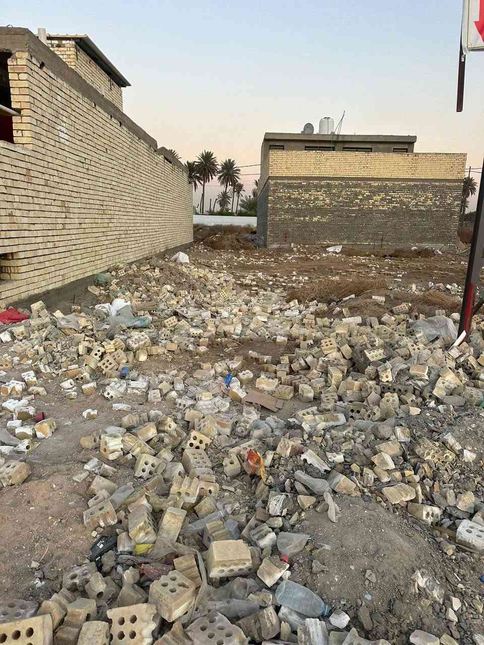 السلام عليكم
قطعه ارض للبيع المساحه 100 5×20
مجمع متوفره بي جميع الخدمات ماء كهرباء تبليط انترنيت. مقابل الشارع العام. خط النفط خلف الحي الصناعي 
للاستفسار: ‏‪***********‬‏
