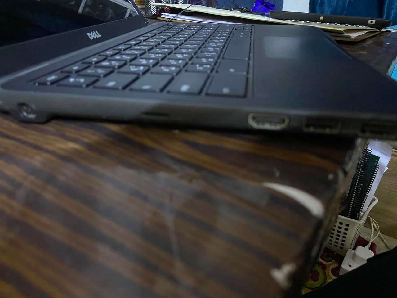 السلام عليكم ،المواصفات:
* الموديل: Dell Chromebook 11 3180
* المعالج: Intel Celeron N3060 — ثنائي النواة، يصل إلى 2.48 GHz
* الرام: يأتي بنسختين 2GB أو 4GB LPDDR3
* التخزين: 32GB eMMC
* الشاشة: 11.6 إنچ، دقة 1366×768
* كرت الشاشة: Intel HD Graphics 500
* النظام: ChromeOS
* الكاميرا: 720p
* البطارية الأصلية: 42Wh، ثلاث خلايا
* الوزن: تقريباً 1.27 كغم
* Wi-Fi: 802.11ac
* Bluetooth: 4.0
* المنافذ: USB 3.1 عدد 2، HDMI، منفذ سماعة، microSD.
ملحقات: شاحنه اصليه مال جهاز 
السعر 75 وبي مجال 
رقمي : ***********
