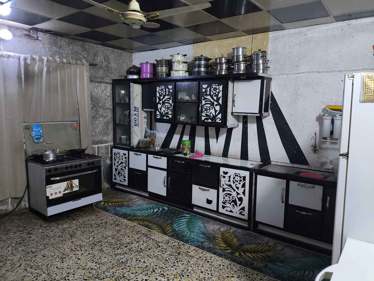 دار للبيع مساحه 200قاطين قرب شارع 60 للاستفسار ***********
