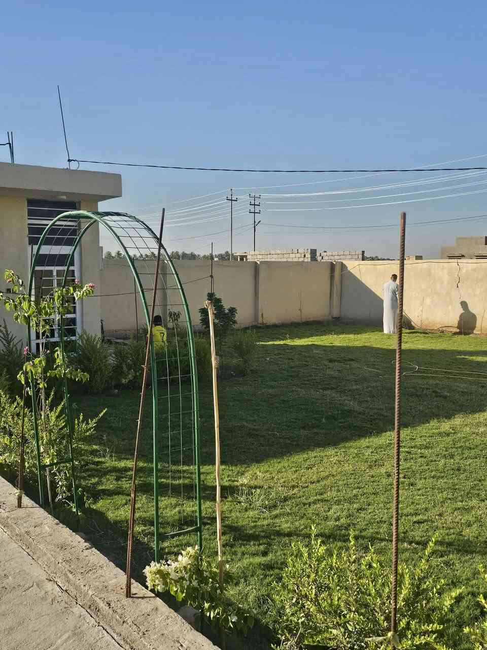 السلام عليكم للبيع قطعه مساحه 400بيها غرفه ومطبخ مكاني بابل حله مقابيل فرع ابو عليان الحي الجديد السعر 95وبيها مجال رقم الهاتف ***********
