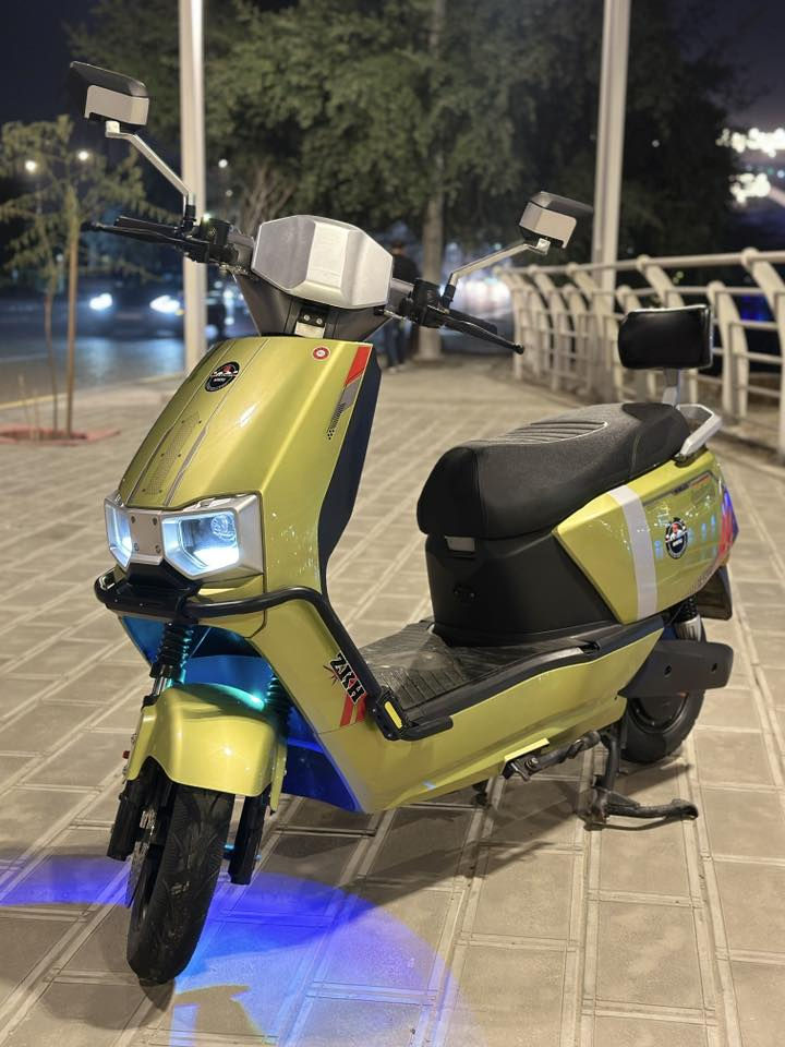 دراجة سكنس شحن ام عيون
دراجة شحن دراجة كهربائية ام عيون 

اللون مميز

 زيتوني 

من ماركة ZKH 

3 سرعات 
السرعة القصوى  100

دراجة بعدهه جديده 

تمشي بالشحنة الواحده 55 = 60 كيلو تقريبا

6 بطاريات 32 أمبير 

72 فولت  
K
ضد الماء 

نضام ال P

نضام الرجوع للخلف R 

نضام مثبت السرعه  

نضام حساسات جانبية وخلفية 
مانع للسرقة 

 سويج عدد 2
بصمه تشغيل عن بعد 2

گلوبات عالي ناصي قوي جداً 

أشاير يمنى ويسرى 

الكهربائيات كلهن شغالة 

الشاحنة الاصلية تدعم الشحن السريع 

هورن عالي

مرايات

صندوق كبير داخلي 

الملف 2000 حقيقي 

🔴السعر :  700 الف وبيهة مجال بالخدمة للشراي 

العنوان : البصرة : الامن الداخلي

الرقم : ***********
