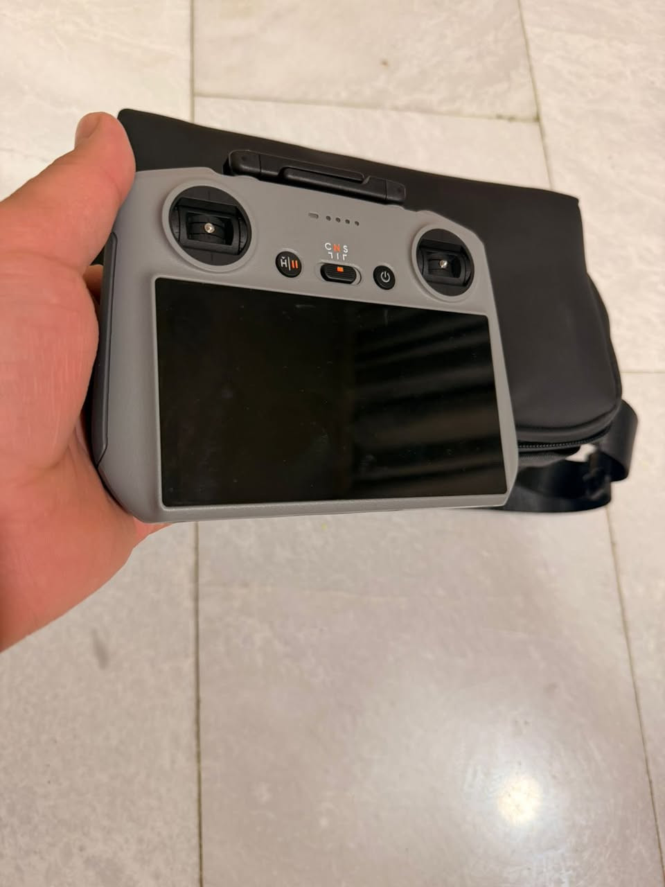 درون للبيع
السلام عليكم 
درون DGI MINI 5 PRO للبيع نضيفه وحلوه صار شهر من 
اشتريتها ونضافتها 95‎%‎
السعر خاص
للاستفسار: ***********
مواصفاتها :

👑 DJI Mini 5 Pro: ملكة الدرونات الصغيرة (مواصفات 2026)
1. الكاميرا والسينما الجوالة 📸
• مستشعر مطور: جودة تصوير خرافية حتى بالإضاءة الضعيفة (ليلياً) بفضل معالج الصور الجديد.
• تصوير 4K/120fps: للحصول على لقطات "سلو موشن" احترافية جداً وبمنتهى النعومة.
• تصوير عمودي حقيقي 2.0: جيمبال ذكي يفتر لتصوير (تيك توك وريلز) بدقة 4K كاملة.
2. الذكاء والأمان (تطير وحدها!) 🧠
• حساسات 360 درجة (الجيل الخامس): تمتلك "عيون" في كل اتجاه، تتجنب الأشجار والأسلاك بدقة متناهية، يعني "ما توكع".
• تتبع ذكي (ActiveTrack 360): تتبعك من كل الزوايا بحركات سينمائية كأنما مصور محترف يلحقك.
3. القوة والمدى (تحدي التشويش) 📡
• نظام بث O4+/O5: استقرار إشارة خيالي ومدى يصل لمسافات بعيدة جداً، ومقاومة عالية للتشويش في المناطق السكنية.
• بطارية عملاقة: وقت طيران يتجاوز 45 دقيقة (مع بطارية Plus)، يعني تصور براحتك بدون قلق.
4. التصميم والقانون ⚖️
• وزن تحت الـ 249 غرام: خفيفة جداً، وهذا يسهل عليك الطيران بها في أغلب الأماكن لأنها لا تُصنف كدرون ثقيلة.
