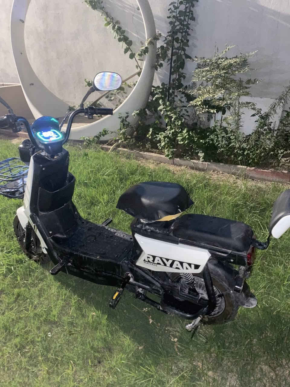 دراجة ريان جديدة ماخذه قبل شهرين 5 باتري كبير و الدراجة نظيفه اضراره الكشن طالع السفنج و اللاشارة الخلفية اليمنه مكسوره بس و تجي وياهاشاحنته و غراضه السعر 350 وبيها مجال للطيبين للاستفسار ***********واتساب مكاني بغداد العامريه ماعندي توصيل
