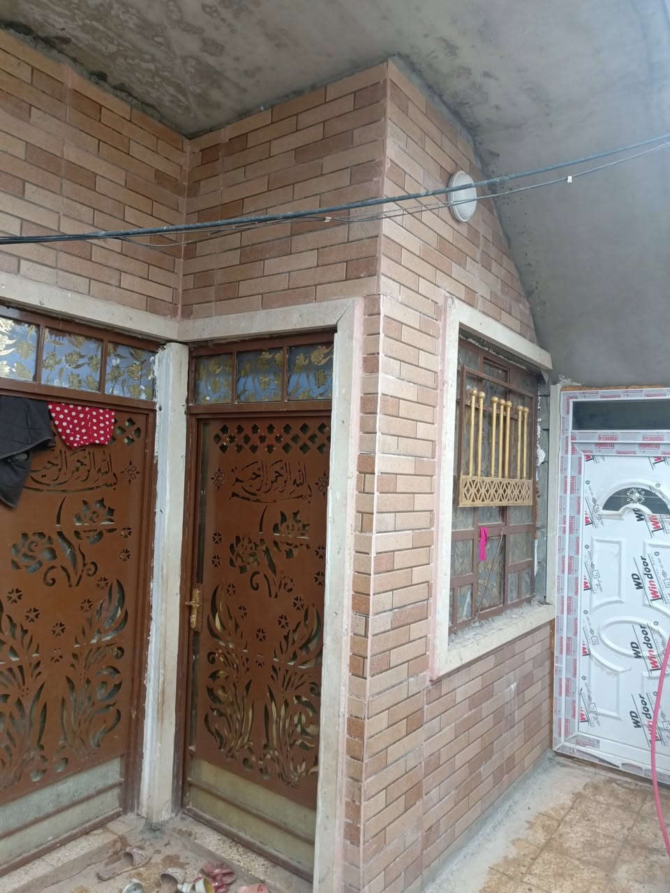 السلام عليكم  بيت مساحه 100متر فول سراميك حلاان غرفتين وهول واستقبال مناور اثنين الموقع مجمع ركن النخله السعر 47وبي مجال رقم الهاتف *********** بي واتساب
