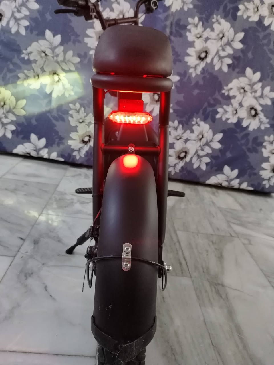 سلام عليكم دراجه شحن للبيع
مواصفات: 
سرعه: 30
ملف: 500
بك لايت
ضوء ناصي وعالي 
بطاريه كبيره لثيوم
اثنين سويجات 
جاملغ خلفي امامي 
بريك دسك 
رقم ***********
سعر 400قفل
مكاني: بغداد بياع سيديه المعالف
