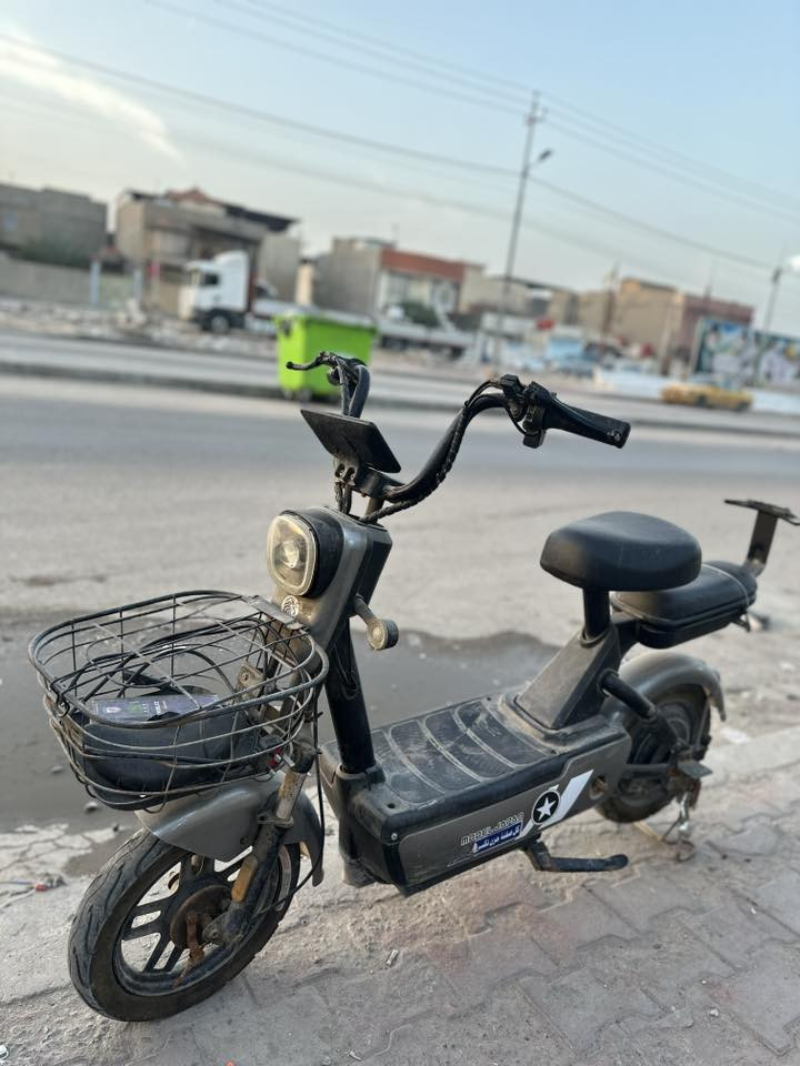 دراجة حجم 14 للبيع نضيفة شغالة كاملة ومكملة جاهزة من كلشي للبيع ب150 الف وبيهه مجال ***********
