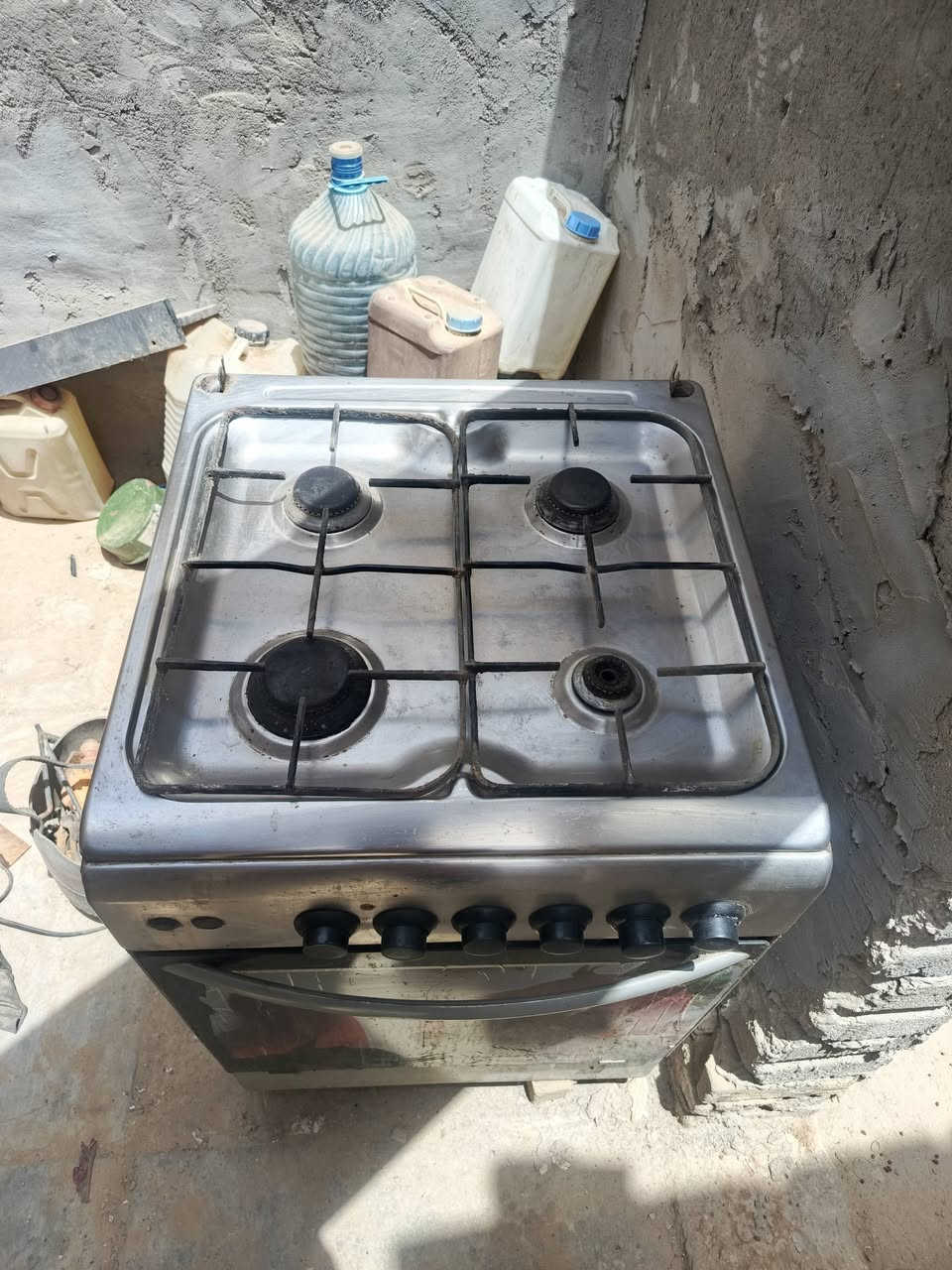 طباخ البيع نضيف ما بي شي بس متروك كلشي شغال بي من
فرن كلشي يريد بس غسله زينه سعره 150 

رقمي  ***********
