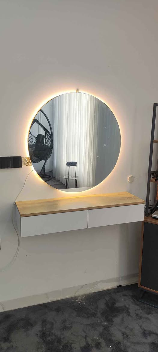 مێزی کونسوڵ بە ئاوێنەو گڵۆپی لیدەوە  
وە بە ئاوێنەی گەورەوە نرخی 65 هەزارە گەیاندن و هەڵواسین تەنها 5 هەزارە بۆ ناو شاری سلێمانی درێژی یەک مەترە 
*********** السليمانية, العراق
