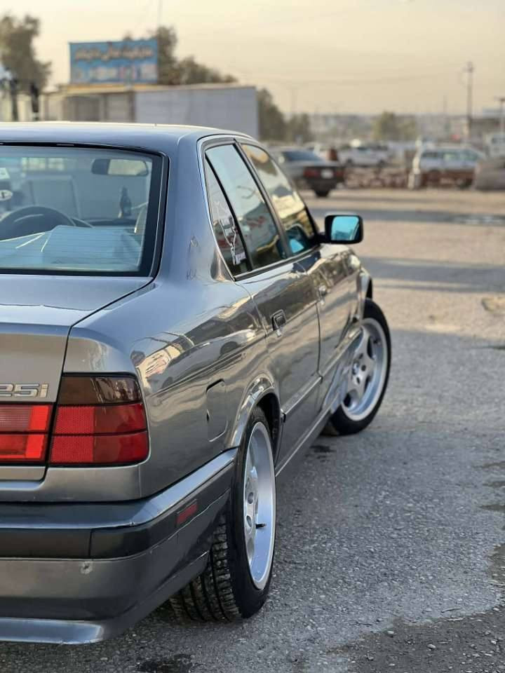 ماشاءاللە لەماڵی هەموو لایەڪ
BMW525Ai بیلاد تۆماتیک 
چاملخی پێش سایەق لێدرانکی هەیە شایەنی باس نیە 
گێڕو مەکینە بەشەرتی هەزار فیتەر
مۆدیل 1991
تەبردیوو تەقەو ڕەقە بەشەرت 
سەنەوی ساڵێکە بەسەرچووە 
بەشەرتی تەحویل خەرامە  
سعری 66 مەجالێ برایانە
گۆڕینەوە ناکەم
*********** شمشمل, السليمانية

