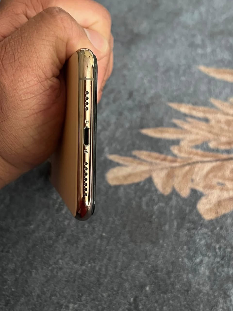 سلام عليكم iPhone 11 Pro ‏الجهاز كلش نظيف ‏فقط بفطر بالظهر 
سعره ٢٢٥
***********
