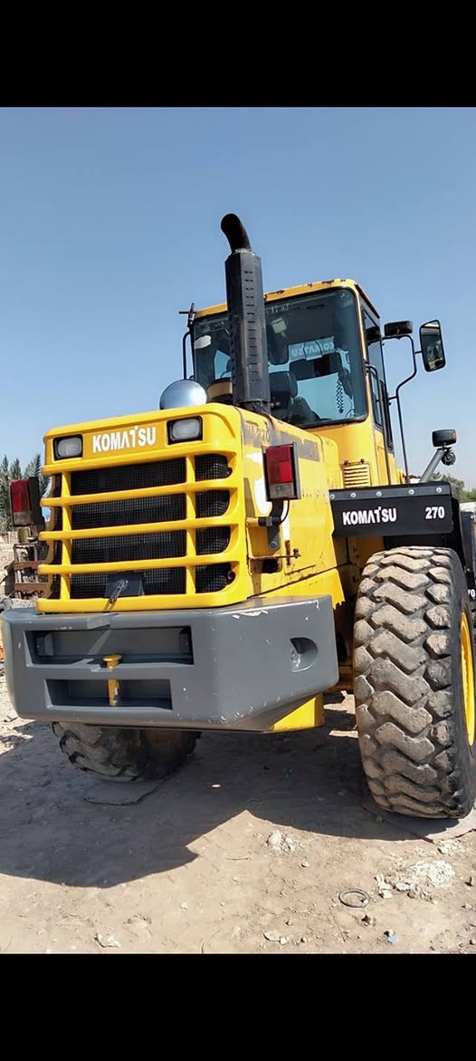 شفل كوماتسو 270 دفع رفع فول مكينة جاهزة للعمل قمارة دور تدفئه تبريد ليبر واحد. رقم بغداد مشروع وطني تحويل ثاني يوم المكان بغداد الزعفرانيه السعر190///***********
