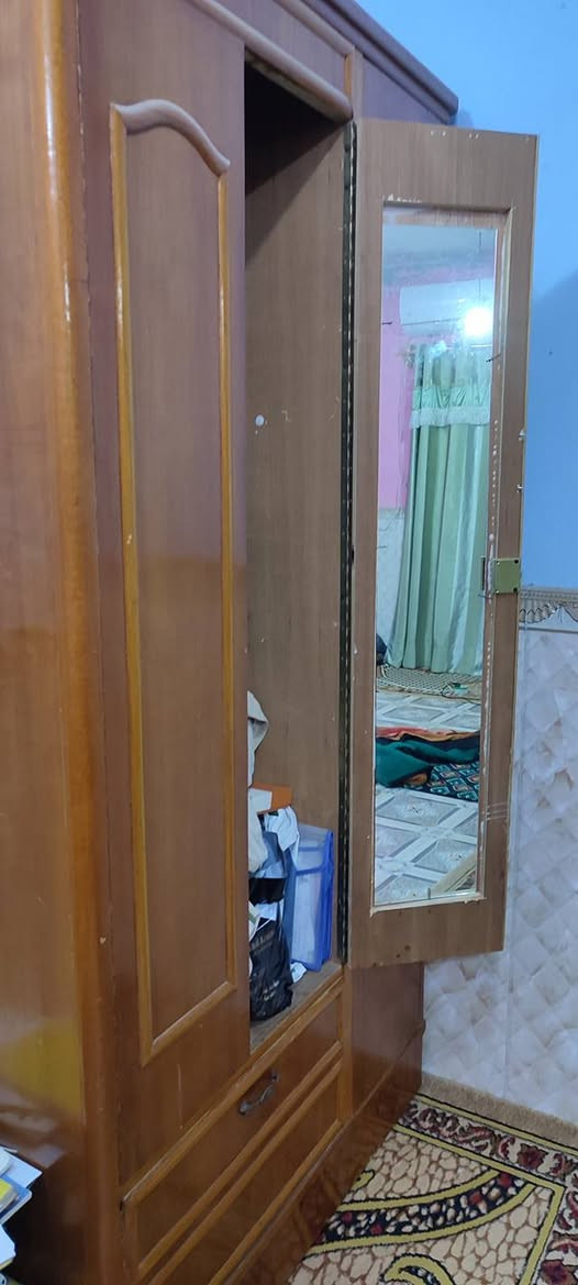 غرفة اخشاب تسگام صاج الكنتور طابقين  ارتفاع 2.5 والعرض 3.68  
الغرفة تتكون من 
كنتور
 وچرباية كاملة مع مندر اسفنج اصلي 
وزاوية 
مراية صالون 
ميز شاشة 
السعر مليون ونصف قفل 
الهاتف ***********
مكلف بالنشر
