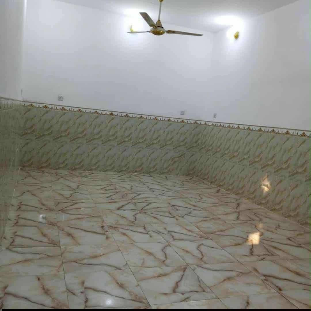 السلام عليكم
بيت   زراعي  ٣٥ مساحة  ٢٢٥ متر مربع واجهة  ١٥ نزال ١٥

شارع  عرض ٨ متر  قرب مخازن الغذئيه  يبعد عن باب الخروج مطار النجف حوالي ٦٠٠ متر 

يتكون من ثلاث غرف نوم  ٦×٤ مع صاله ١١ ×٤ مع استقبال 

٨ ×٤ مع مطبخ ٥×٤  مع اثنان  حمامات  داخليه وخارجيه

مع كراج ومسقف  خدمات ماء  وكهرباء  وطني ومولده شارع  يوجد خطوط لنقل الطلاب  وخدمات بلديه 

السعر المطلوب ٣٩ مليون مع  مجال محدود 

من صاحب الدار مباشره ***********
