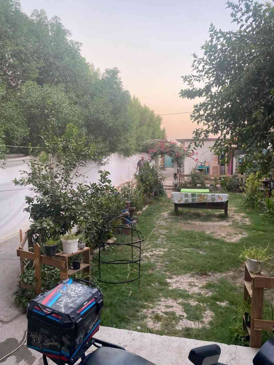 سلام عليكم
قطع ارض مساحه 500 متر واجه 10 نزال 50 
بيها بيت بناء 230 متر
يحتوي على 4 غرف نوم وصحيات عدد 2
واستقبال ومطبخ
+ مشتمل سندويج
ثنينهن بمدخل واحد
عنوانها ههورجب الشارع المقابل افران الزيتون قرب السريع الجديد

باقي التفاصيل
***********

