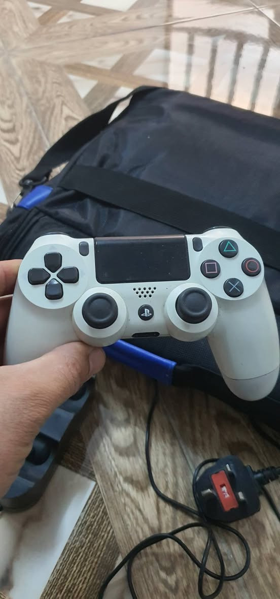 جنطة ps4 وشاحنة مال بالة ياباني اصلي ويدة بلادى ابيض 
السعر الكل ٦٥ الف ويا التوصيل


**إذا كنت صاحب هذا الإعلان وتريد حذفه لأي سبب، رجاءا أرسل رسالة إلى الدعم الفني**