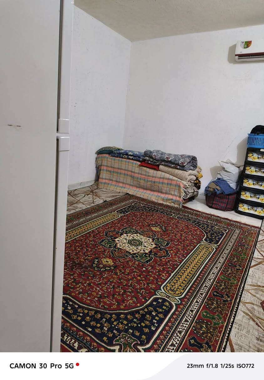 بيت  100 متر في حي السبل قريب على بيت المختار 
كامل الخدمات ماء وكهرباء ومجاري للاستفسار ***********
