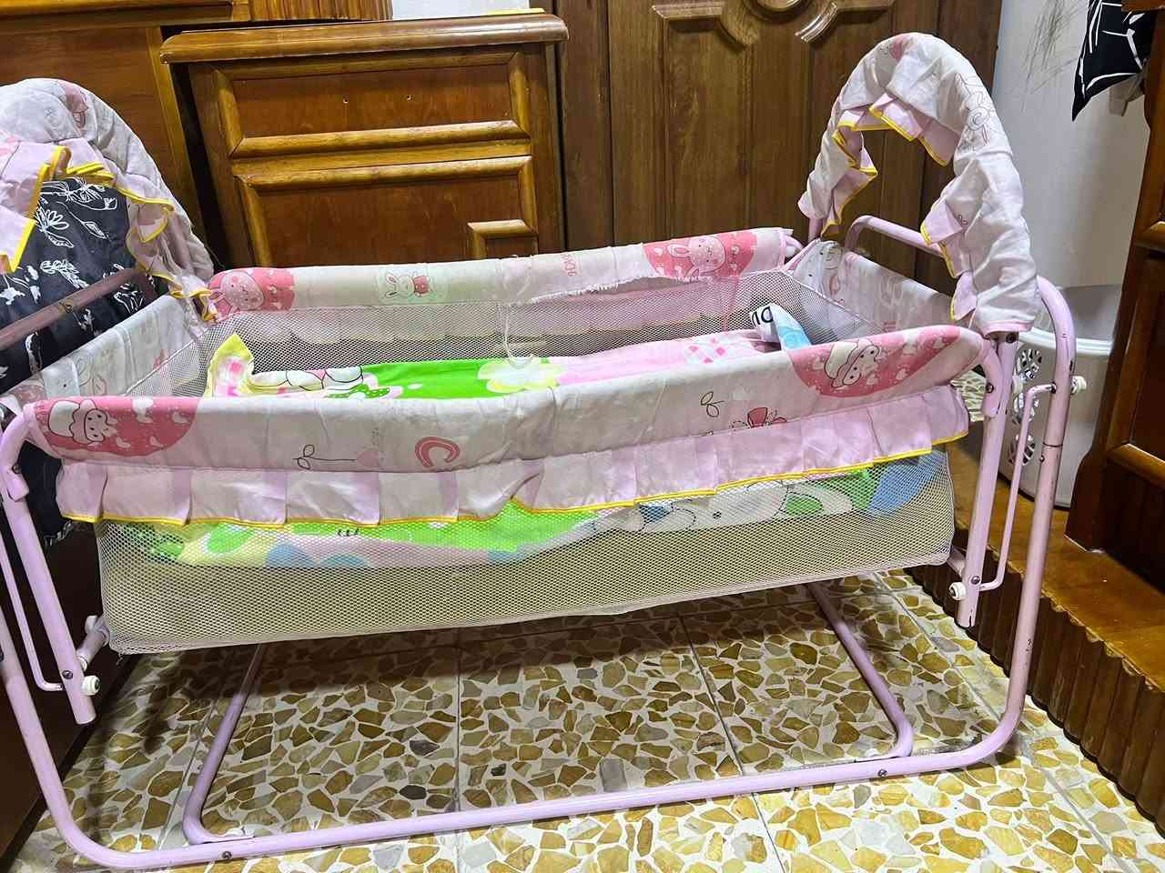 هزاز طفل للبيع السعر 20الف.                                المهد الواحد 10الف العنوان حي السماح***********
