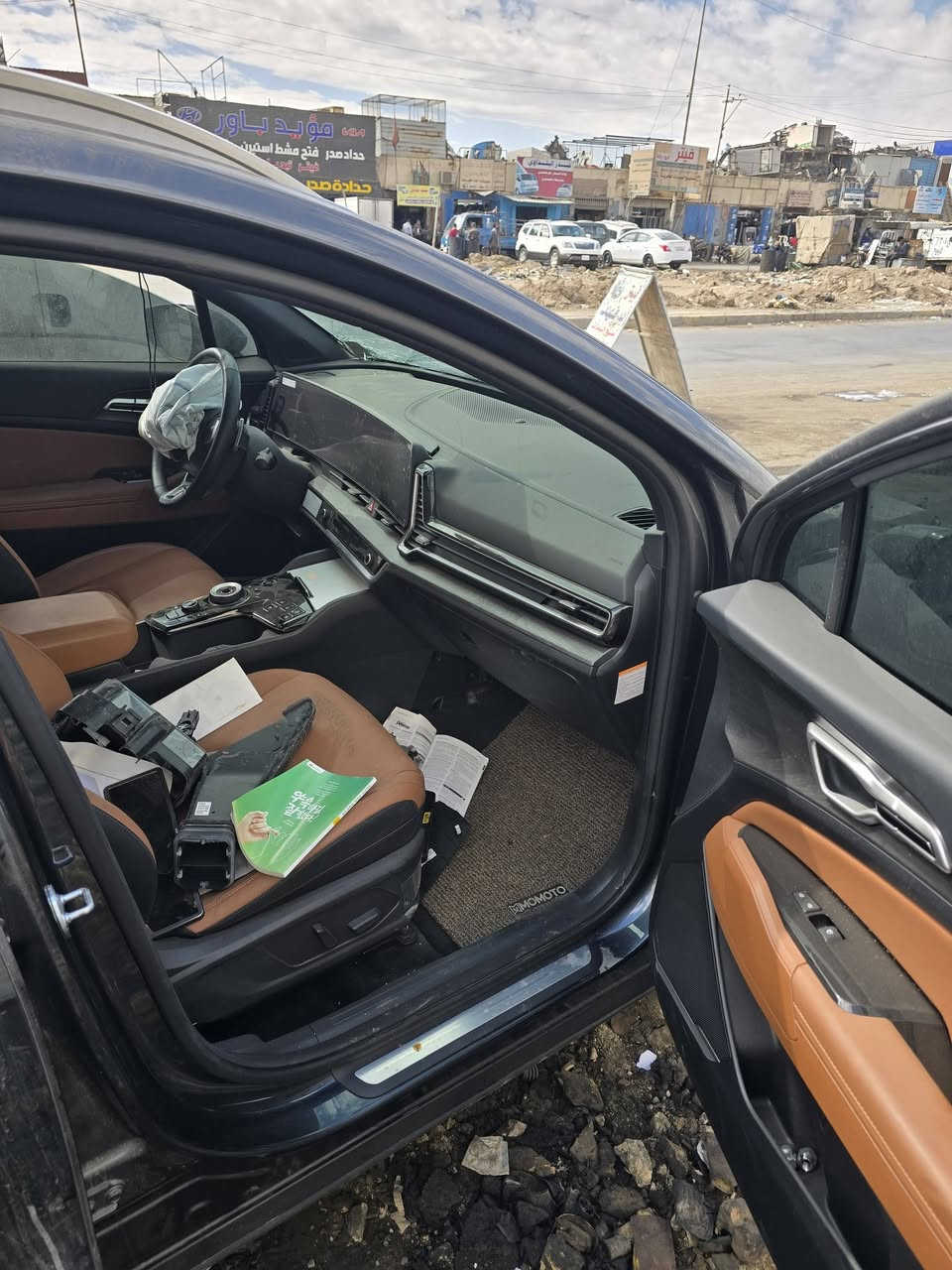 سلام عليكم سبورتج للبيع او مراوس 
موديل 24 هايبرد فلول مواصفات عدا فتحه دخلت على قرار الجديد حادثها مثل ما موضح بل صور  ابيع على وضعها 140 بأسمي تحويل ثاني يوم  سياره كلش جديده  مكاني بغداد  ***********
