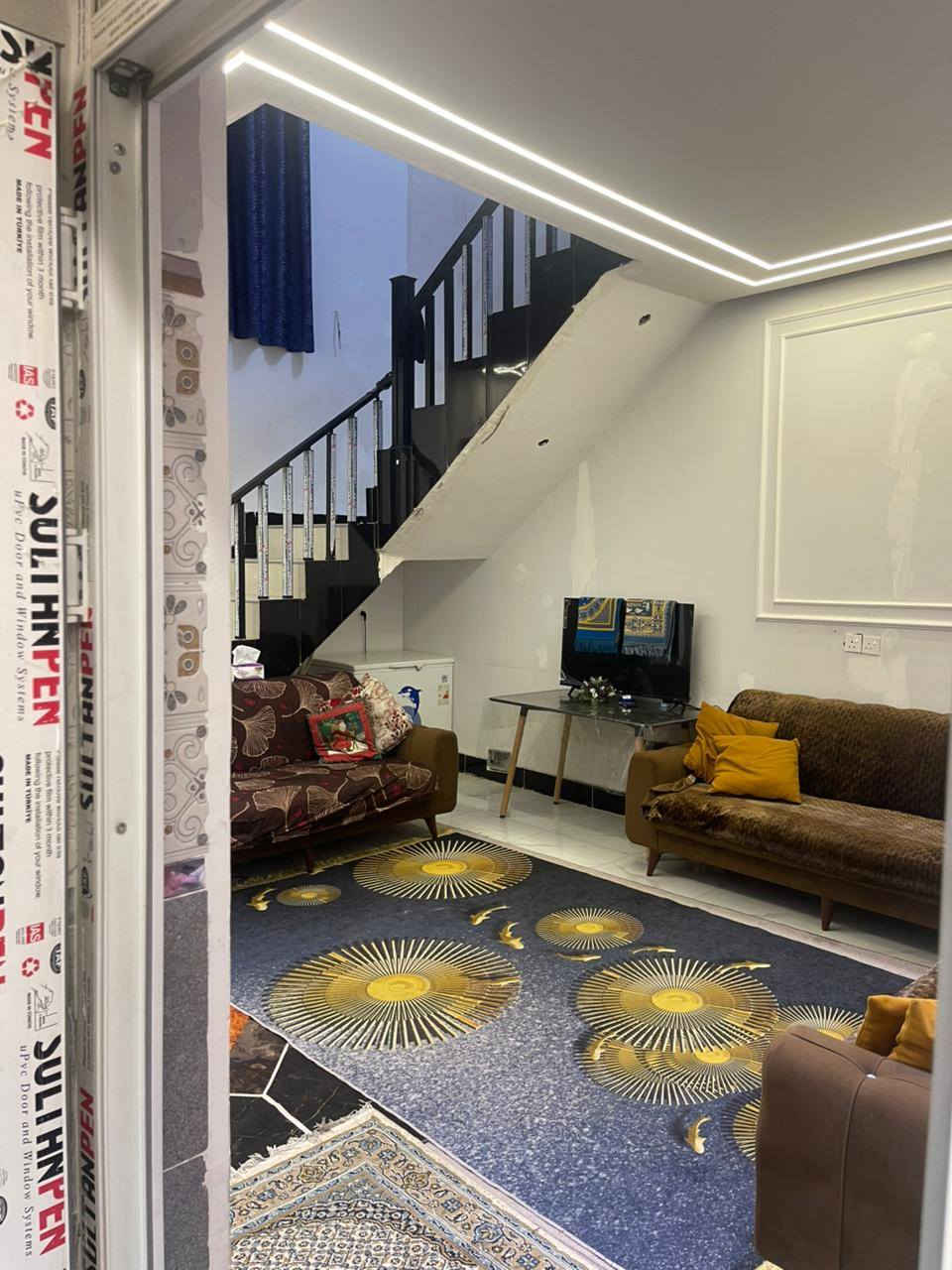 ✨ بيت للبيع✨
📍 العنوان: العبايجي – قرب المركز الصحي العبايجي
🏡 المساحة: 120 متر مربع
📃 عقد 
 كل البيت ديكورات حديثة + إنارة حديثة
🏠 يتكون من طابقين :
▪️ غرفتين نوم، صالة
▪️ حولي، مطبخ
▪️ صحيات داخلية وخارجية
▪️ منوّر
💰 السعر: 75 مليون دينار عراقي وبي مجال. 
📞 للاستفسار الاتصال على:
📲 ***********
📲 ***********
او مراجعة مقر مكتب الفراجي للعقار الكائن في :
العبايجي – المصلحية – مقابل شارع البحطاب
