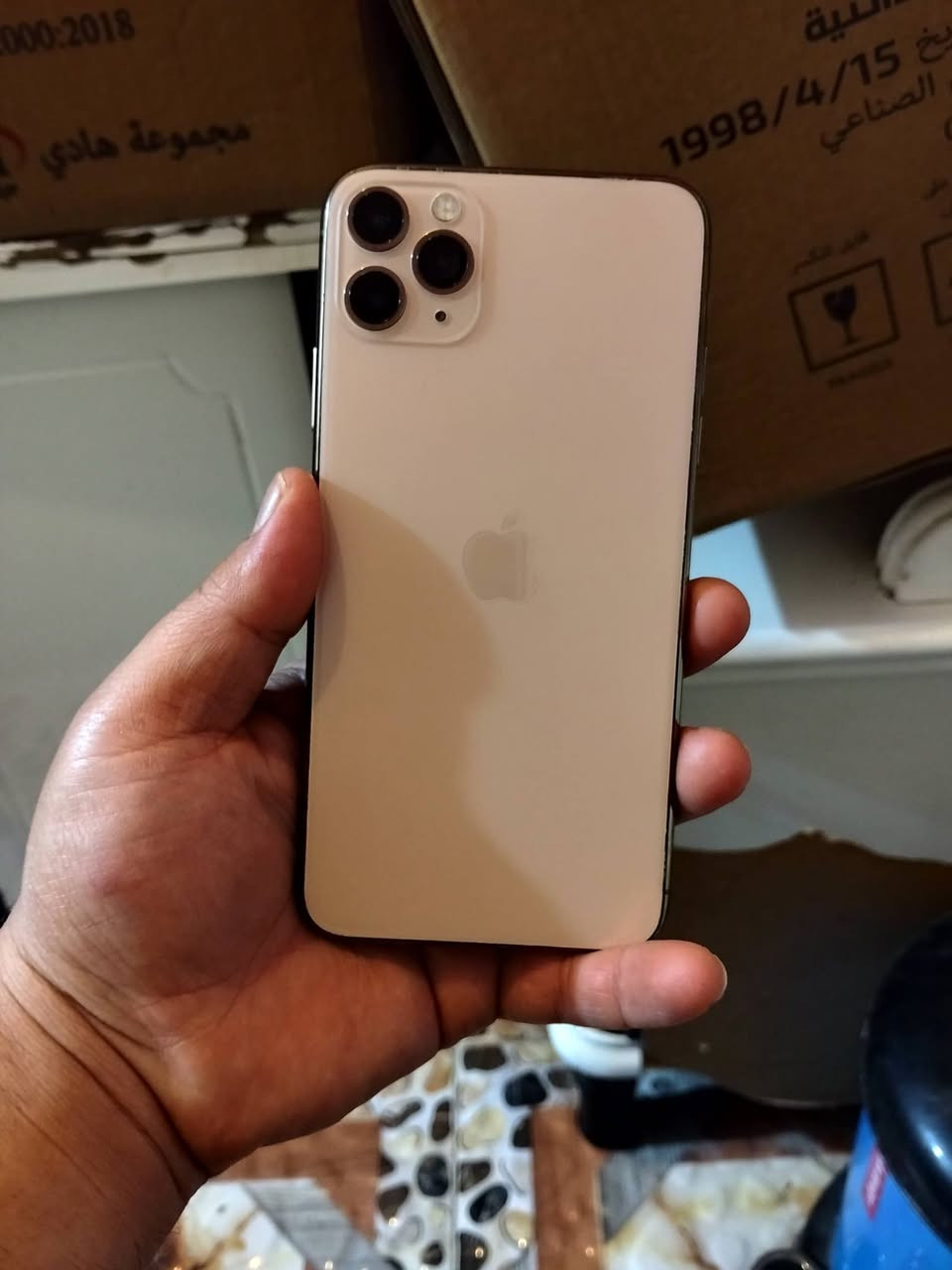 ايفون 11 برو ماكس. دبل شريحه. فيس ايدي واكف الجهاز كله شغال. السعر 200 الف. مكاني  المدينه. ومراوس هم اراوس. وهذا رقمي ***********
