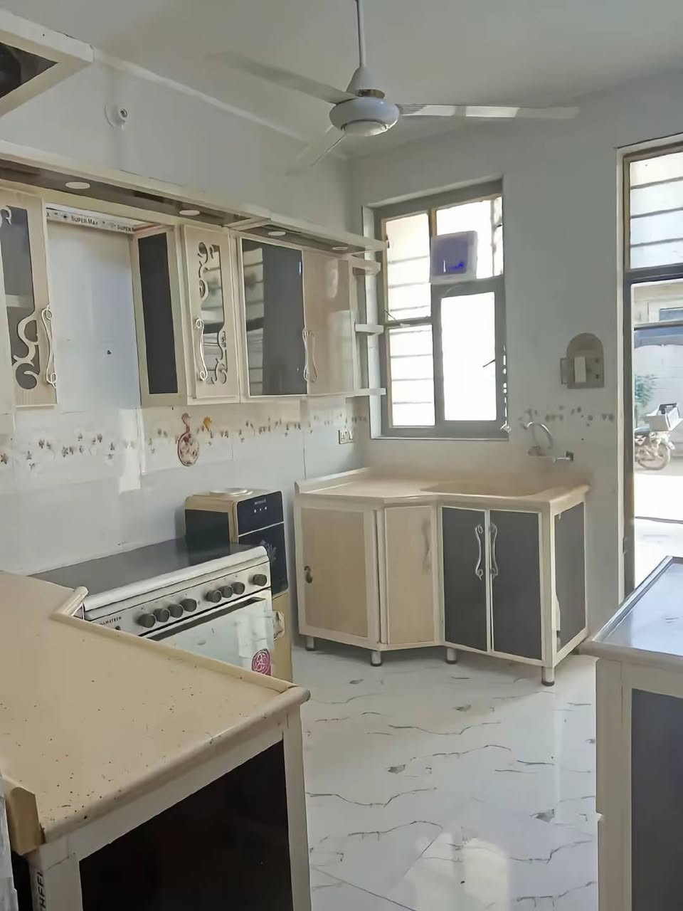 بيت 100 متر بكربلاء حي العباس بناء درجه اولى طابقين يحتوي على 3 غرف نوم و أستقبال و صاله و مطبخ و صحيات طابو زراعي سند 25 تحويل مباشر من صاحب السند {{ السعر 140 مليون }}
 للأستفسار *********** واتساب علي سلام
