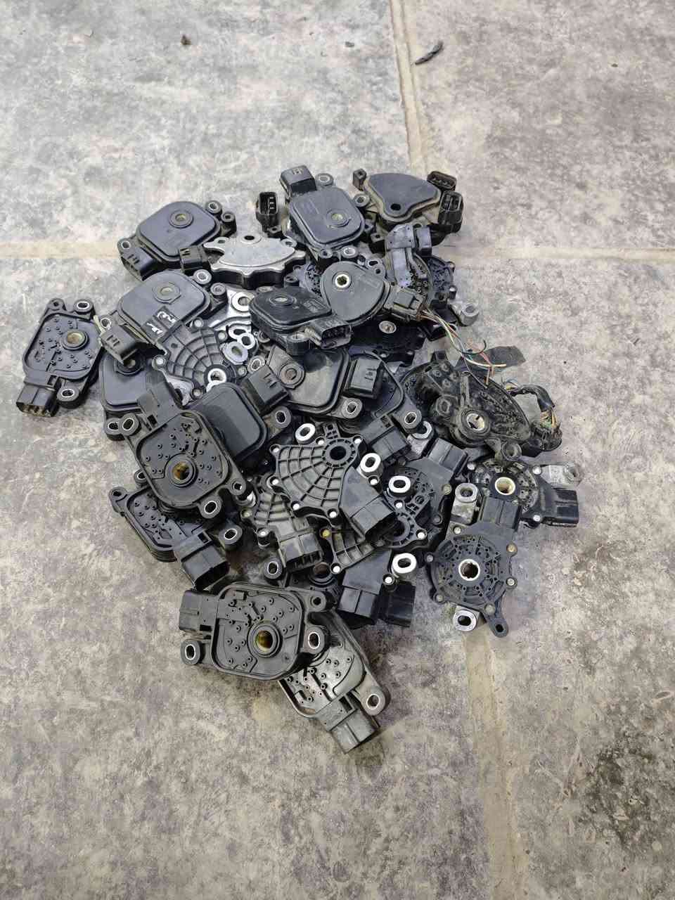 سلام عليكم شباب اي شي  غراض كوري موجود يمي   مكاني كراج عفج القديم او الكرانيات....... هاذه رقمي اي شي تريد خبرني *********** ☺️🤝
