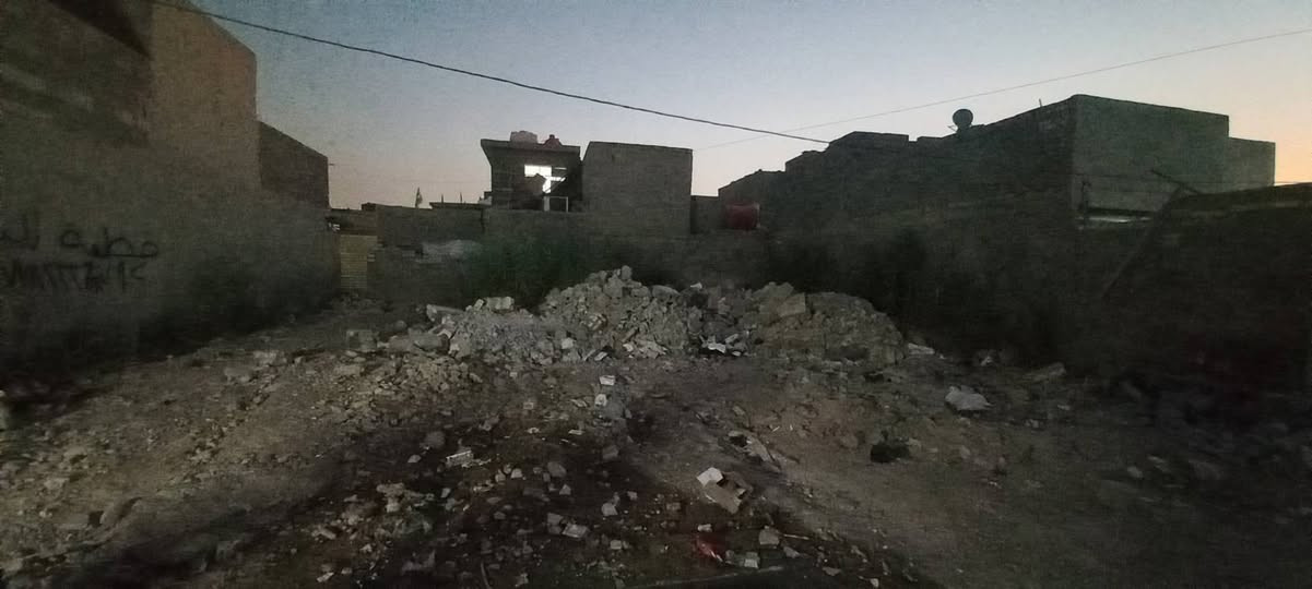 سلام عليكم قطعه أرض للبيع بالحميديه قرب مدرسه المزايا مساحه 220متر تريد كامله ابيعلك تريد نص ابيعلك وبخدمه شراي ***********
