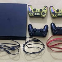 PS4  اون لاين  جوستكات 4   ملحقات كاملة   ذاكرة 425   نظام 13.02 عن قر...