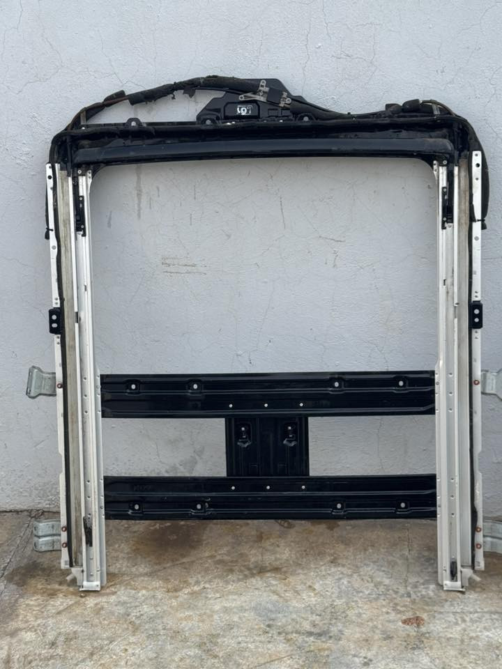 السلام عليكم 
متوفر باب صندق سنتافي موديل 12 خليج 
وقاعدة التنتة الباب بي ضربه مثل ما موضح بالصوره او بلادي اثينهن م ديالى مقداديه 
***********
