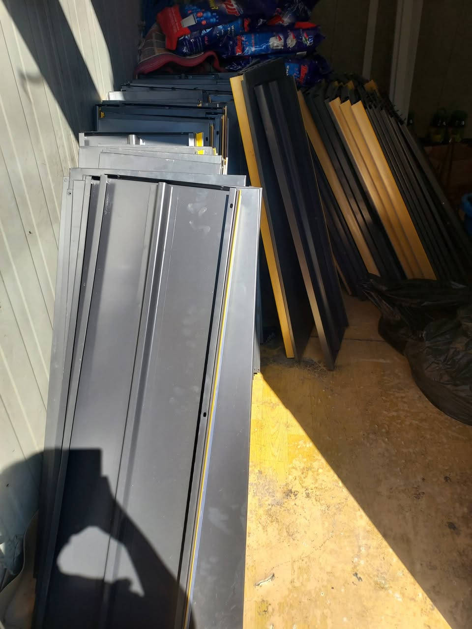 سلام عليكم للبيع رفوف 13 متر جدد ما مستخدمات العنوان بغداد المشتل ,***********
