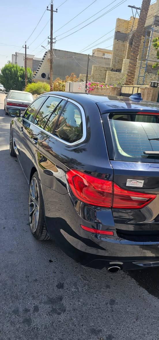 سيارة BMW موديل 2018 خليجي وكالة حجم  520I ستيشن ( تكسي مطار دبي )  
 محرك حجم 2000 توين تيربو جارج 
محرك و گير غير مفتوح 
السيارة  بيها صبغ  بابين وجاملغ جهة سايق  وبنيد 
رقم سليمانيه
عداد المسير : 480الف كيلو متر   قابل للزيادة  تصعدها محركها زيرو 
المواصفات
1- سيارة BMW حجم 520I  موديل 2018 خليجي وكالة مكفول كير ومحرك وكلشي  
2- محرك حجم 2000 توين تيربو جارج بقدرة 186 حصان 
3- لايت زينون عالي ناصي مع LED نهاري 
4- مرايا جانبية شفط كهرباء مع اشارات بالمرايا الجانبية 
5- قبق جنطة كهربائي شفط 
6- ويل كب حجم 20مع تخم تاير جديد  
7- حساسات امامي خلفي عالي التحسس والدقة ومعروف بالبي ام 
8- بصمة 
9- تقسيم داخل المرايا الجانبية للزوايا الميتة 
10- غرفة السيارة جلد مشمشي اصل والغرفة بحالة ممتازة جدا 
11- تحكم فول كهرباء لكشنات المقدمة 
12- تبريد السيارة قطعتين امامي وخلفي وتحكم خلفي بالتبريد الخلفي 
13- تحكم ستيرن جهتين متكامل لمجموعة من ايعازات المركبة 
14- شاشة دشبول كبيرة بحجم 6.5 بوصة تحتوي على كمبيوتر متكامل لكل المركبة 
15- كير عادي اوتوماتيك مع 3 وضعيات للقيادة 
16 -وباقي مواصفات المركبة الغنية جدا عن التعريف  

تخم اطارات جديد  ومسويلها ادامة كاملة
رقم ‏‪***********
سعر 140 بي مجال قليل
