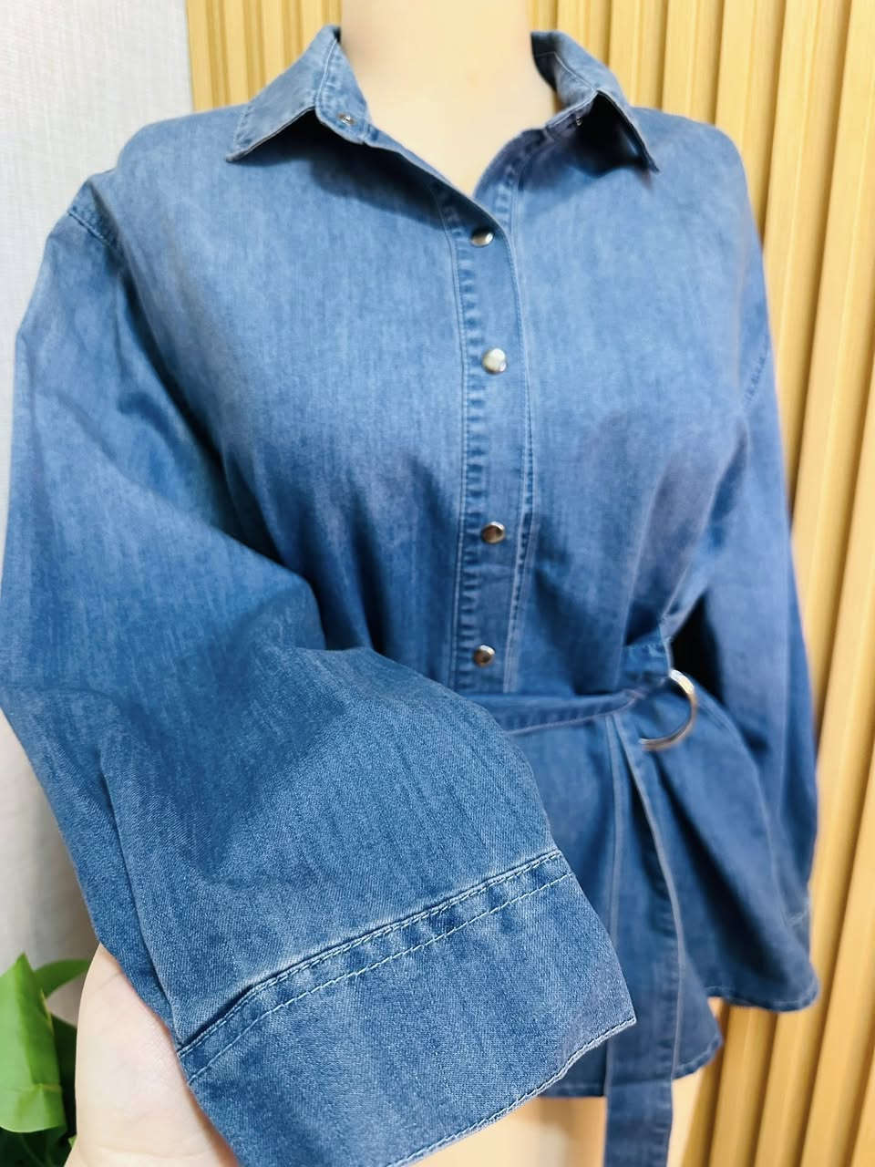 #قميص نسائي جينز 💙
قطعه تجنن 🫡
يجي وياها حزام يخصر الجسم 
قياس فري سايز يلبس من وزن 60 الى وزن 95 

خامه جينز صيفي تركي 🫡

🫰🏻⤵️

للحجز والاستفسار يرجى مراسله الصفحه
رقم هاتف واتساب ***********
توصيل بسماية 1000
بغداد 5000
محافضات 6000
يوجد دفع عن طريق الماستر كارد ✅💵
