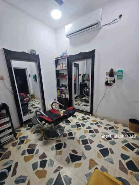 بسم الله توكلنا على الله 
بيت للبيع مساحه 200 متر طابو طابق واحد 
منطقه الصحفين مقابيل مستشفى اللبناني 
بناء حديث 2023 كونكريت الاستقبال 4×7
كراج سياره صاله كبيره منور صحيات مطبخ حار وبارد غرفتين نوم 4×5 البيت يحتوي ع صالون نسائي الاستفسار 
***********
*********** عمارة
