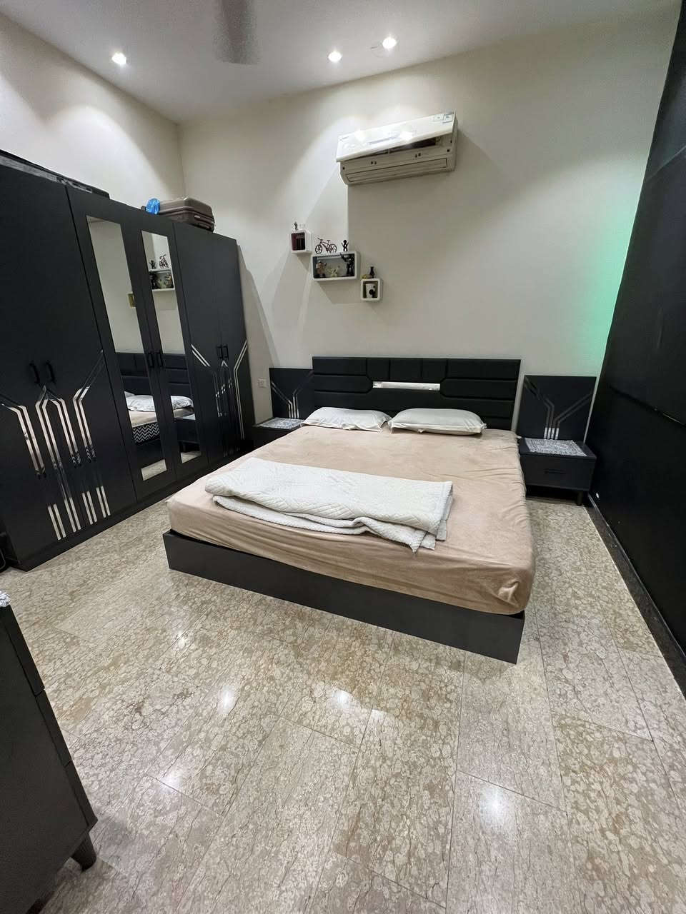 غرفة نوم نفرين للبيع
الحالة: نظيفة جدًا – استعمال خفيف

السعر: 550 ألف

المكان: بغداد

الغرفة بحالة ممتازة جداً 

للتواصل ***********

ا
