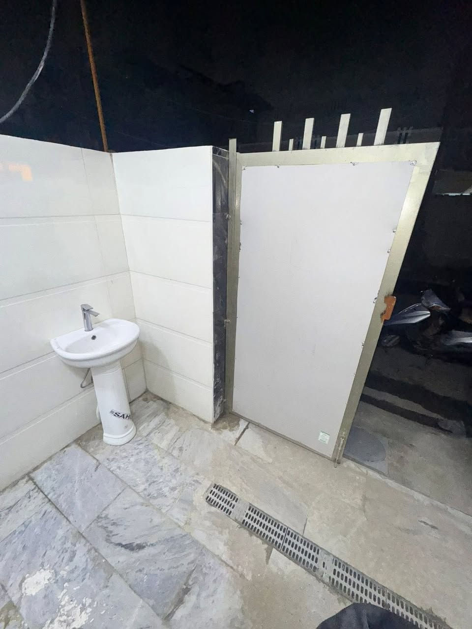 السلام عليكم
بيت للبيع مساحة 60 متر حديث
الواجهة 3 متر
النزال 20 متر
يحتووي على 3 غرف نوم 
وصاله
خدمات فوك وجوة
العنوان الشعب قرب شارع الصحة
السعر 155 وقابل لتفاوض رقم ***********
