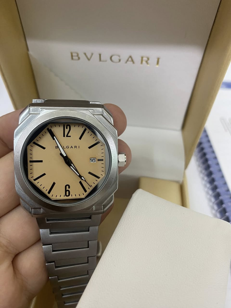 شلعه ساعات ب 170 الف قفل كلهن بطاريه ولمينوس بعلبهم وعلاكاتهم تجي وياهم ساعتين نسائي  هديه اكو توصيل ***********
