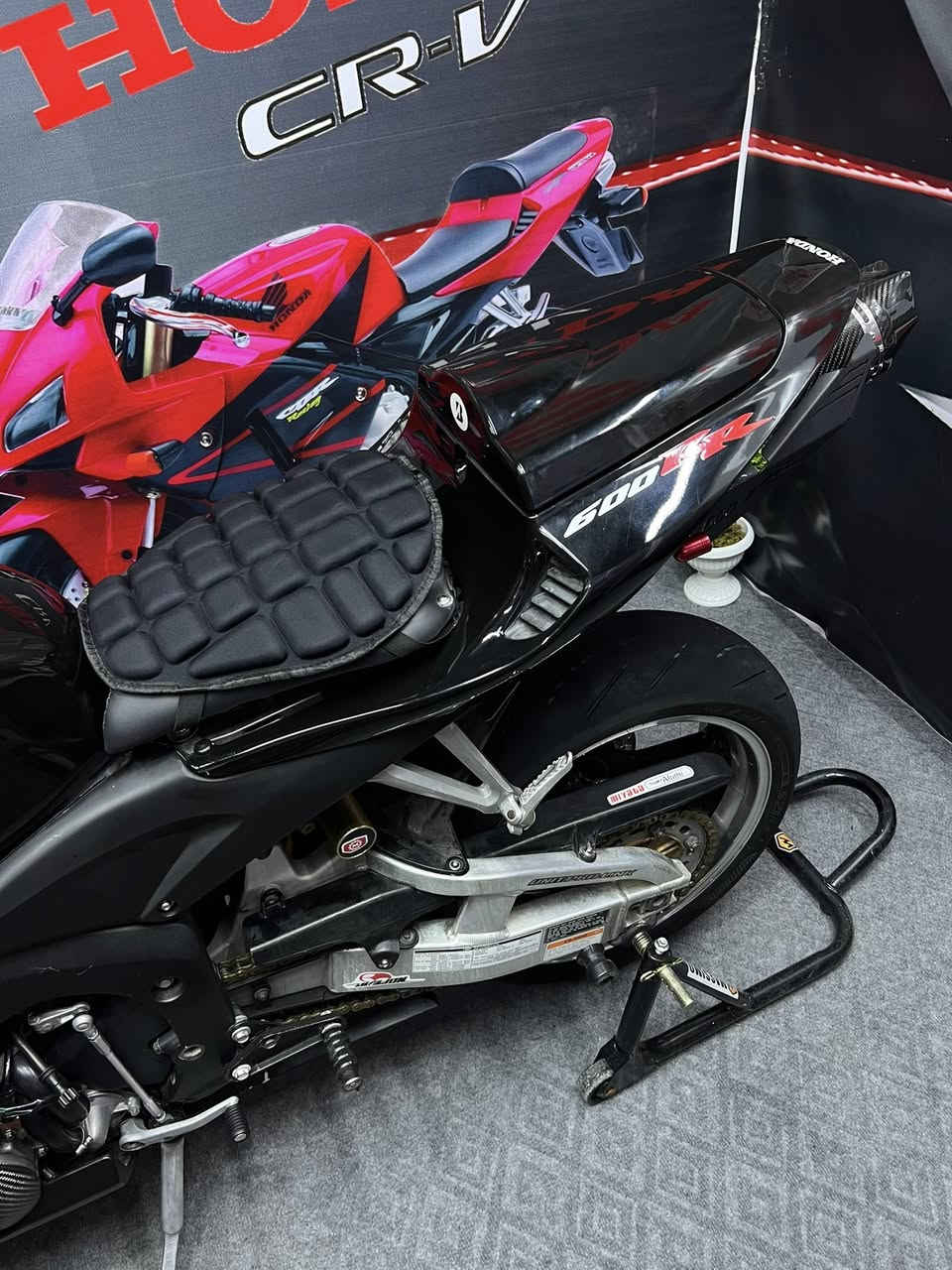 هوندا CBR 600. RR
مكينه كير مكفولات 
عقل مبرمج سيفتي 3مودات 
ويل كروم نيكل بلادي مـٰ̲ـہو طلاء
صالنصه اصليه كاربون فايبر 
ستاند صفح كروم بلادي 
مرايات إشاره ضوئيه 
كفر قباقه مكينه كاربون فايبر اصلي 
زعانف+تاير امامي مشلن +سلايدرات+تخم دسكات جديد امامي +قنبوره خلفيه+منضومه زنون اصليه بيه +قاعده رقم +قاعد اشاير +سويجات ثنين
اسف علا أطاله حبايب قلبي
سعر 35مو شراي اعبر منشور دراجه جديده وحلوه اي نقص مابيه كل كهربائياتهه شغاله دراجه مكانهه كربلاء
***********شراي يتصل

