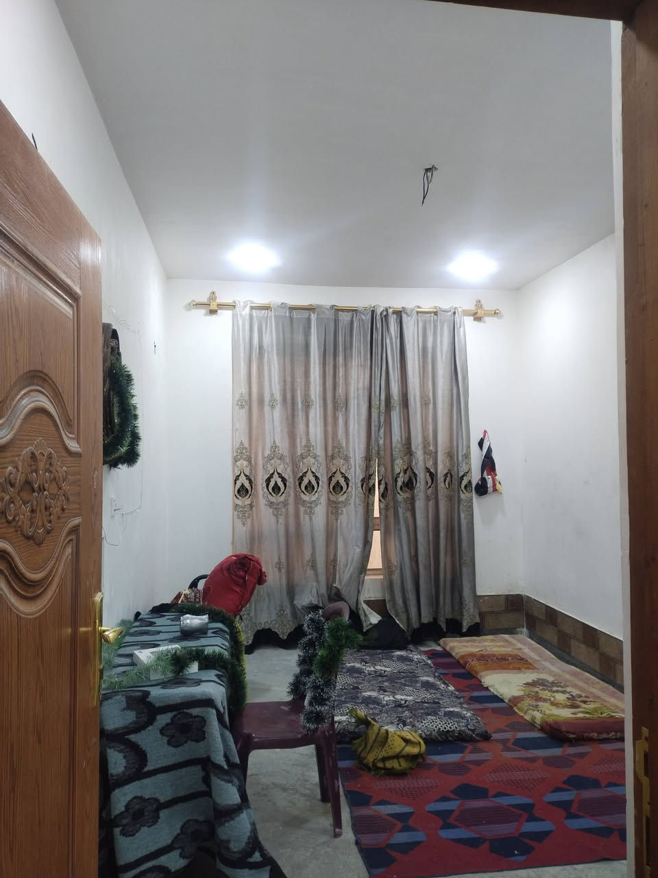 مشتمل ثلاث طوابق ركن على حديقة يحتوي على 3 غرف نوم المنطقة كاملة الخدمات تبليط ومجاري وماء كهرباء و انترنيت ضوئي..المساحة 70 متر الواجهة 7م والنزال 10م.. بناء طابوق..كامل فقط الغرف الفوك تحتاج تطبيك ارضية فقط… طابو صرف سند بأسمي
العنوان الفلوجة حي الشهداء قرب جامع الأنبياء..السعر 83 مليون وبي مجال بسيط
للأستفسار الأتصال ***********
