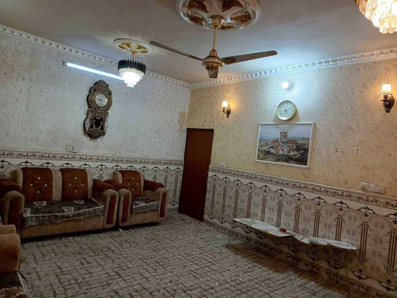 السلام عليكم بيت مساحة ١٠٠
واجهة ٩ ونزال ١٢
الطابق الارضي 
خطار ٦/٥
غرفة نوم ٤/٤
مطبخ ٢٧٠/٤
هول٦/٦
ترك١/٣
الطابق الثاني 
غرفة نوم ٤/٤
غرفة ٦/٥
مطبخ ٢/٢
حمام ٢/١٥٠
.......؟..........؟.......؟........
بيت كامل مكمل سند ٢٥
المكان جسر دياله القديم قرب مستشفى ابن زهر 
البيت الثالث عن باب المستشفى
***********
