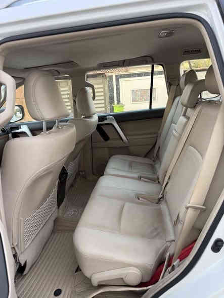 تويوتا برادو 2022 VX6 باب اول 
بنزين 4.0 لتر 6 أسطوانات
ودفع رباعي.
أبرز ميزات الراحة والفخامة:
مقاعد جلدية مبردة.
ثلاجة وسطية.
نظام ملاحة ونظام
صوتي متطور.
تحكم خلفي في التكييف.
كاميرات محيطية (360 درجة).
التصميم الخارجي: تصميم قوي، مصابيح LED
وجنوط مقاس 18 إنش. السعر490$
ماشية السيارة 168الف كيلو متر
***********
*********** بغداد
