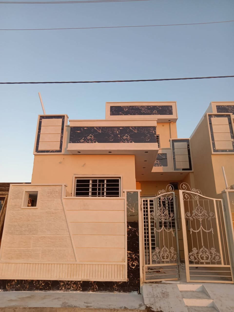 اربع بيوت للبيع في حي الملايين الثاني مجمع الملك سند 25 زراعه مساحه الدار الواحد 110 متر الواجهه 6 النزال 18 قيد الانشاء تسليم مفتاح السعر 65 وبيها مجال الاتصال على الرقم الموجود على الشاشه) ***********) ***********
