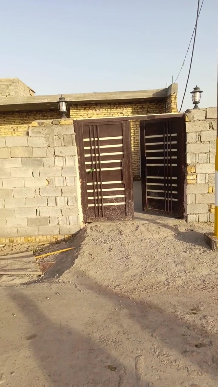 للبيع
بيت زراعي سند٢٥ 
تحويل بأسم المشتري
داخل مجمع الأمام الحسين النموذجي قريب الشارع العام الرئسي 
المساحه ٥٤٠ متر 
وجه ٢٠ م نزال ٢٧ م
بناء طابوك كونكريت 
غرف عدد٣ صاله براني مطبخ خارجي حار+ بارد 
مع قطعه فارغه مجاور البيت 
متوفر كافه الخدمات 
ماء كهرباء تبليط مولد
للاستفسار
***********
***********واتس 
او مراجعه المكتب مكتب احمد النبهاني / عبدالله
