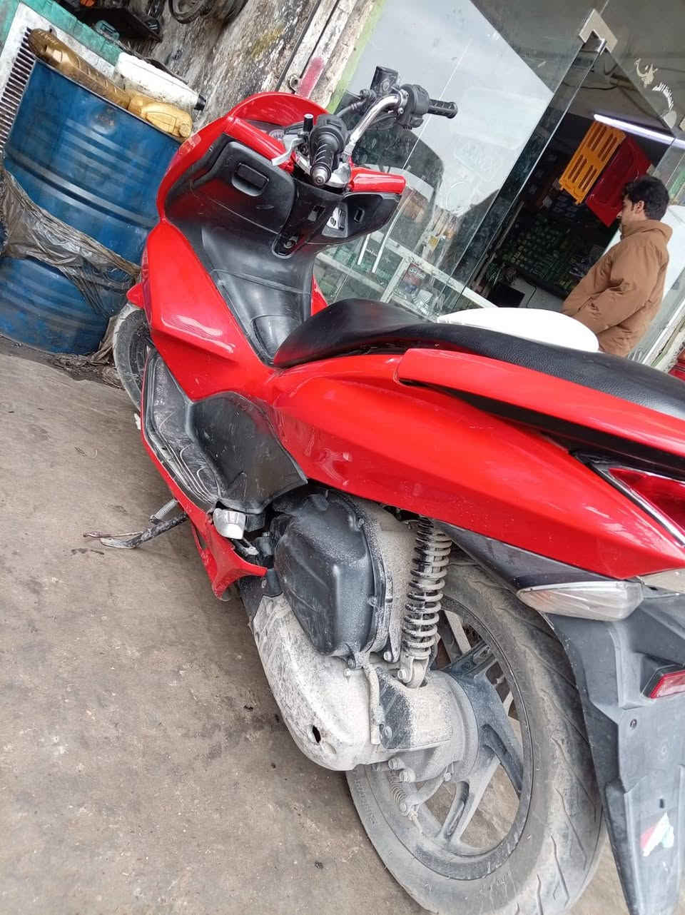 سلام عليكم بيسي اكس للبيع سعر ٩٥٠ مكان حي نصر رقم ***********
