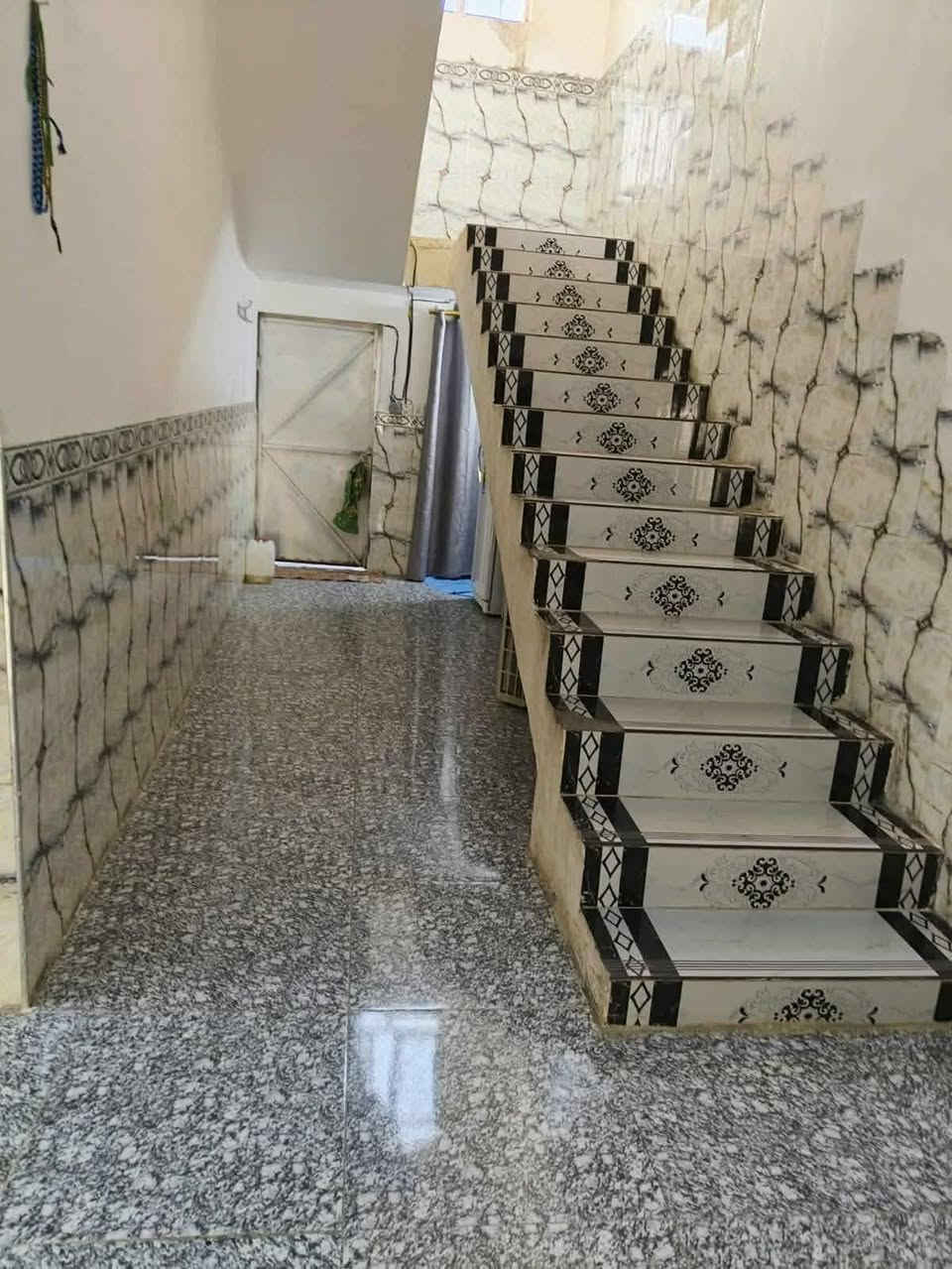 دار للبيع مساحة ١٤٠ م طابو صرف 
شارع ١٠ م 
غرفتين نوم / صالة / استقبال / مطبخ / صحيات داخلية وخارجية 
الموقع / الحي العسكري قرب مدرسة كميل 
علماً ان البيت مطلوب سلفة اسكان 10 مليون 
*********** 
للأستفسار اكثر مراجعة مكتب الورد
