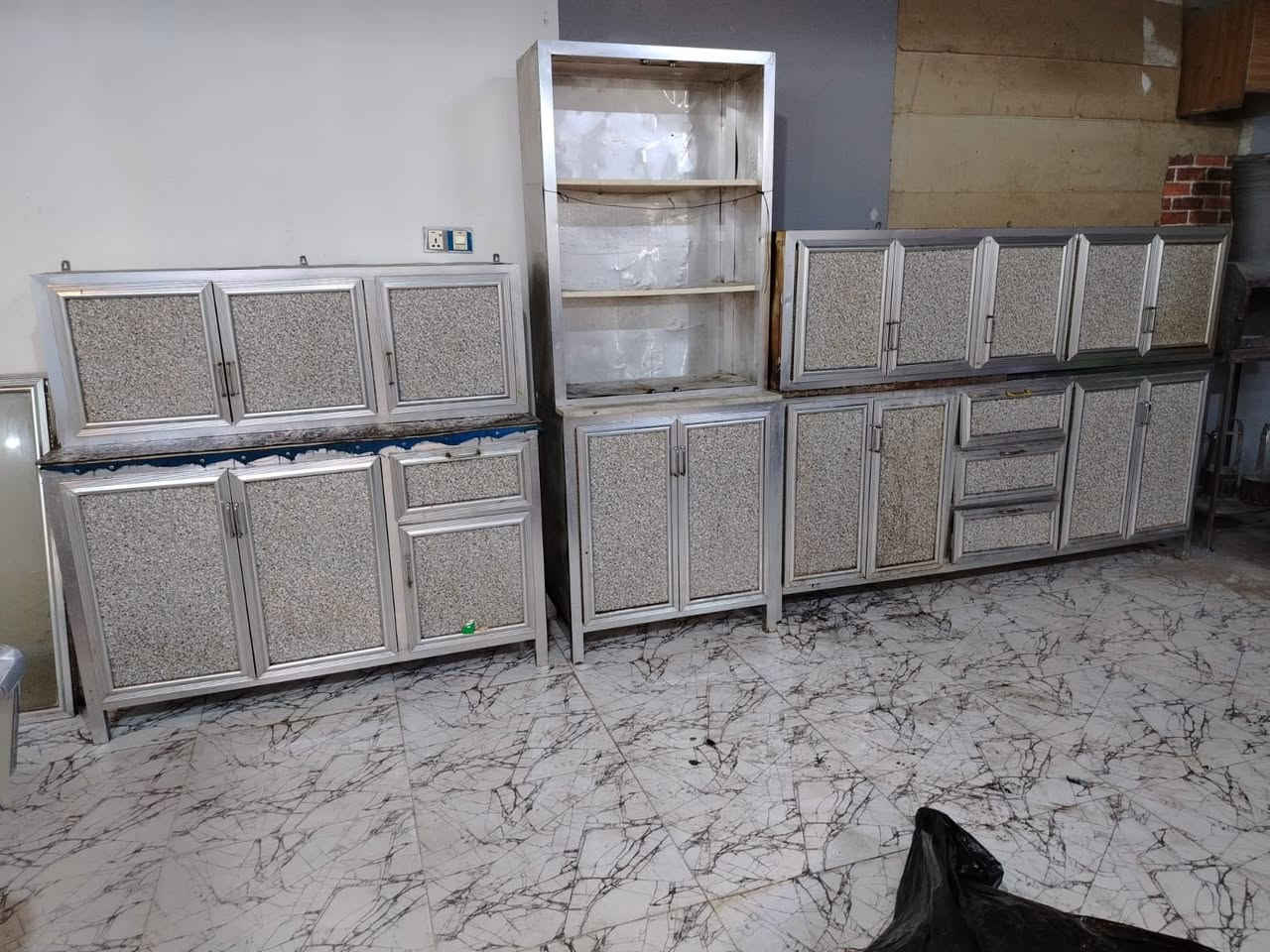 السلام عليكم
غراض كوفي للبيع مستعجلل

سيت ميز دومنه صاج ثقيل عدد 6
كراسي عدد 28
طبلات عدد 8
ميز كاشير ثقيل 
تخم قنفات 
كاونتر 
شاشه كامرات
حبل اناره ديكور عدد 25
شمعات اناره عدد10
بنكات جداريه عدد2
نراكيل كامله عدد15
سعر مناسب جداا 
عنوان سراجي ستفسار ***********
