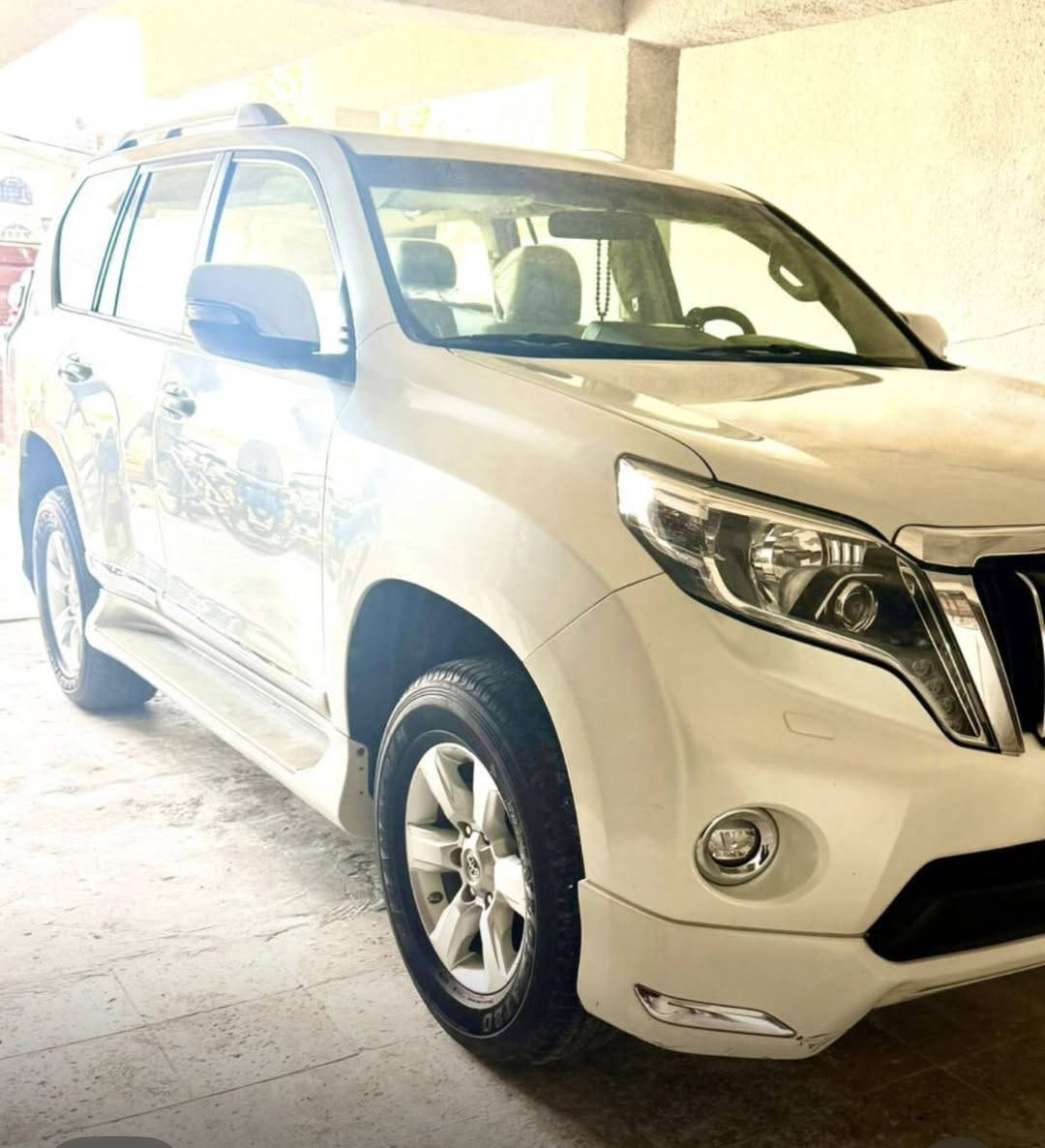 السلام عليكم 
برادو 17 خليجي شركة ساز 
رقم اربيل باسمي موقع السيارة بغداد
هزه وبراد وكلشي جديد تحويل مباشر 
مواصفات السيارة TXL
محرك 6 حجم 4000
فول مواصفات 
فتحة 
ثلاجة 
مري اشاير شفط
مقاعد كهرباء
الداخل بيجي 
تحكم استيرن فول 
السيارة جديدة 
بيها بارد جدا بسيط بالهلال الخلفي موضح بالسونار 
السعر 37000 وقابل للتفاوض 
للاستفسار 
***********
***********
العنوان بغداد حي الجهاد
