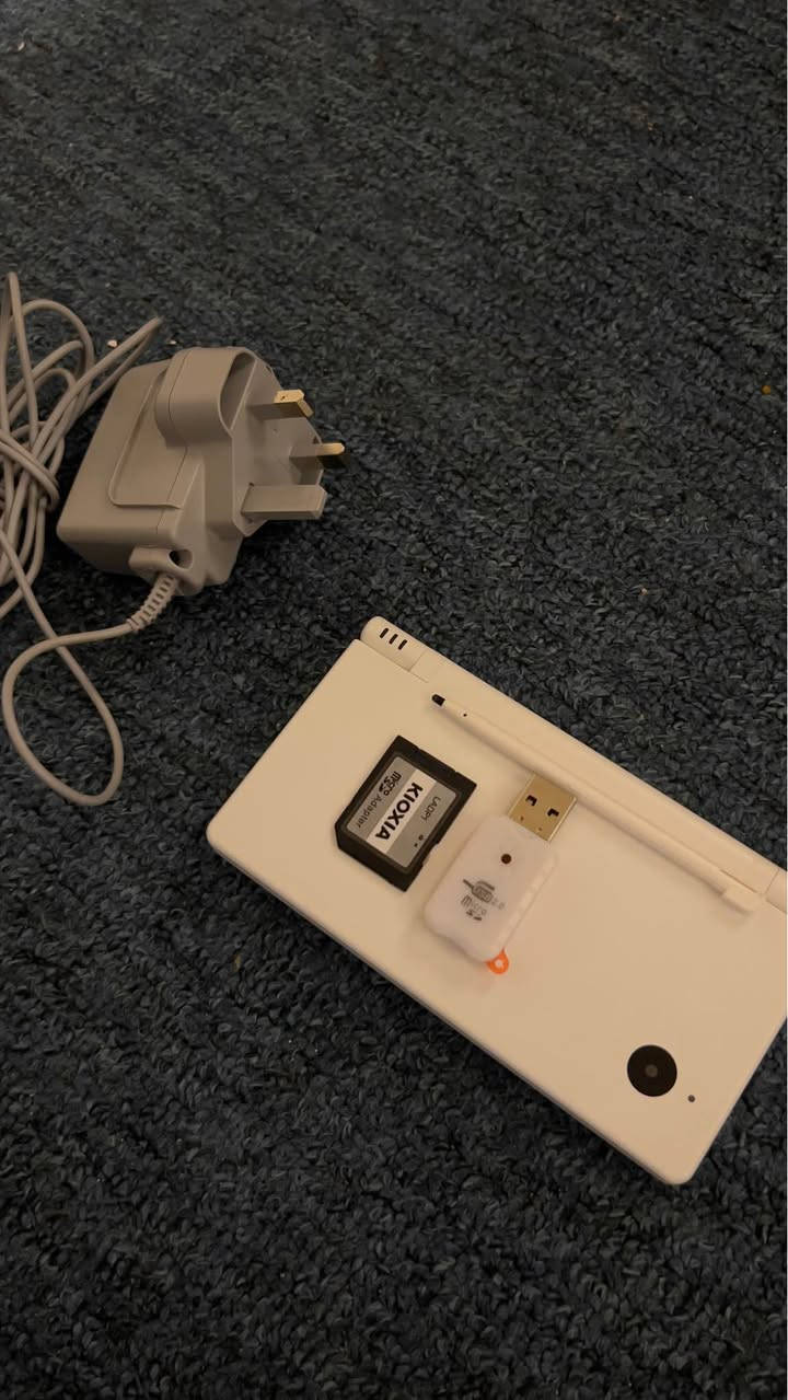 لام عليكم
NINTENDO DSI WHITE - نيتيندو دي اس اي
نضيف جدًا وبطارية جديده اصليه وشاحنة اصلية ورام 32GB وادبتر تحويله وفلاش مال رام مال تنزيل العاب قلمه لأصلي نفس لون لجهاز لجهاز مابي اي مشكله مهكر بيه 20 لعبه وبعد ينزل بيه هواي 
سعر الجهاز 80 
مكاني بغداد اكو توصيل بغداد, العراق


**إذا كنت صاحب هذا الإعلان وتريد حذفه لأي سبب، رجاءا أرسل رسالة إلى الدعم الفني**