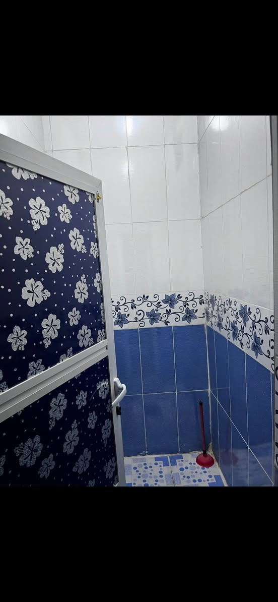 بيت للبيع بجمهوريه موقعه راقي قريب جدا ع المدارس والسوق يبعد 100 متر
طابق واحد. 
يحتوي ع  غرفتين. وصاله واستقبال وصحيات وطارمه.   وب صطح مخزن وسقيفه    السعر 175. . وبي مجال. بسيط  ب اسمي تحويل مباشر ***********. مصفر ماء وكهرباء. جيران ذهب وطيبين
