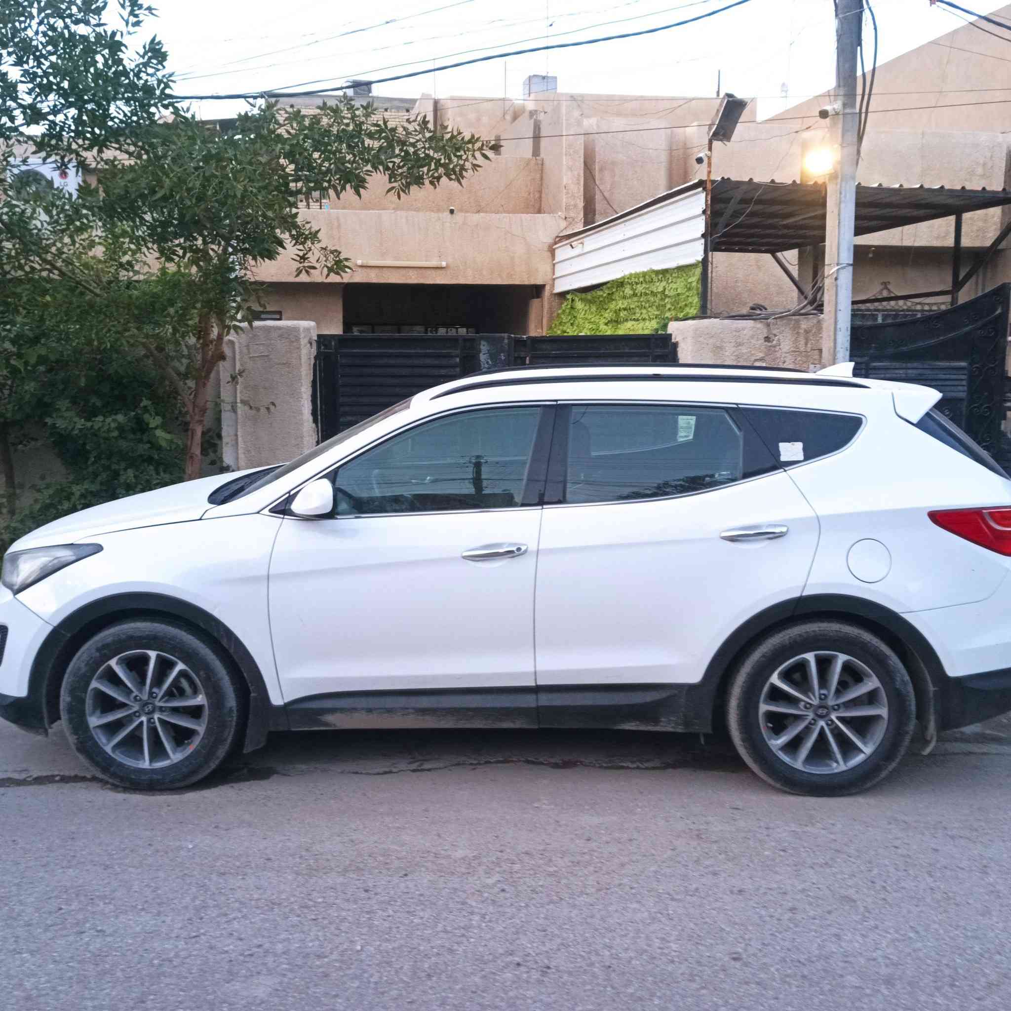 السلام عليكم ورحمة الله وبركاته من رخيصة الادمن المحترم سيارة سنتافيا 20116 وارد  امريكي محرك 2400 جي دي أي سبورت ضريتها صفحة السايق ما بيها اي نقص رقم بغداد  السعر 150 وبيها مجال الرابع بالشراء يتصل على الرقم ***********
